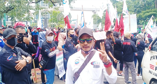 Ribuan Buruh Kepung Kemnaker, Demo Menolak SE UMP 2021...