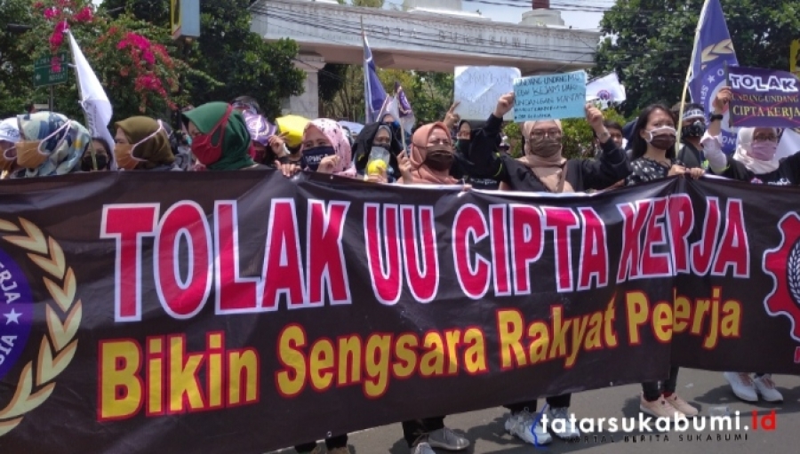 Demo Gabungan Buruh Tolak Omnibuslaw di Gedung Pendopo Sukabumi...