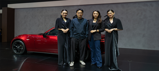 Create Without Boundaries: Mazda Indonesia dan Jeffry Tan  Hadirkan Busana Flowy Sentuhan Platinum White dan Piping Gold