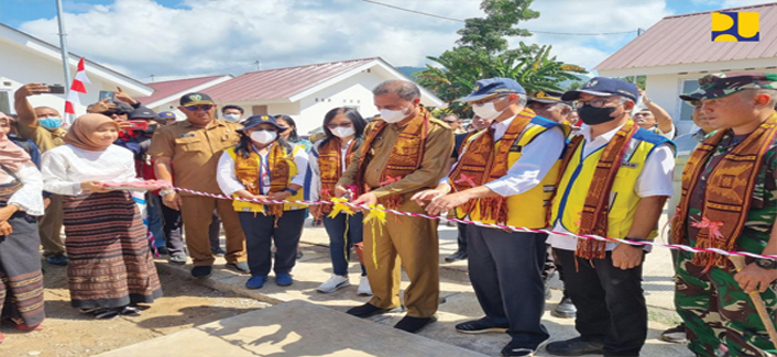 Kementerian PUPR Lakukan Serah Terima Penghunian 300 Unit Huntap di Pulau Adonara, Flores Timur...