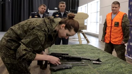 Hari Perempuan Internasional: Pasukan Cantik Rusia Adu Cepat Bongkar Senjata...